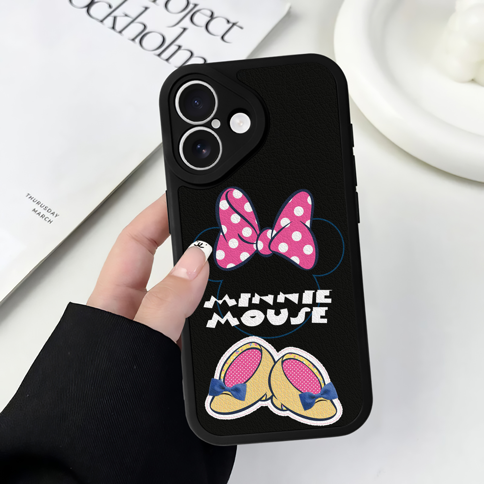 （画像用） ミッキーマウス Mickey Mouse 【iPhone 16シリーズ対応】シリコンスマホケース（レザー調） 材質：シリコン